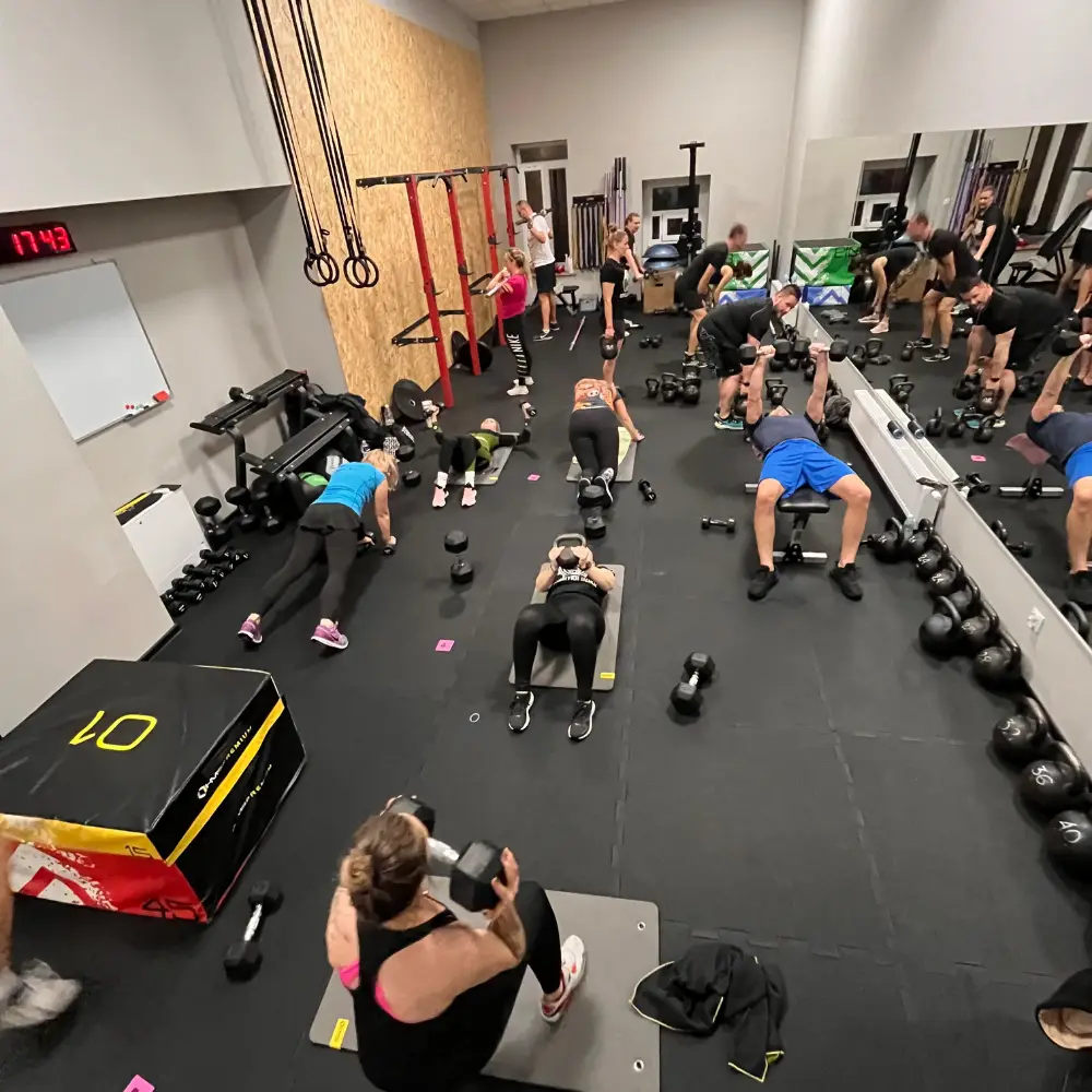 Gdzie trenować rano w Pabianicach klub fitness Fabryka Dzika zajęcia o 7 rano trening dla każdego zajęcia fitness
