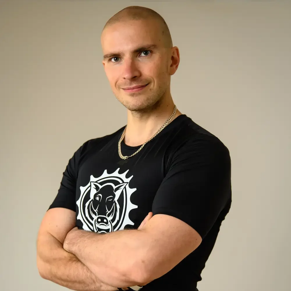 Wojciech Janecki Shaolin Fitness trener personalny w najlepszym klubie fitness Fabryka Dzika Pabianice. Trening motoryczny, wytrzymałość, trening siłowy, specjalista od poprawy kondycji i redukcja tkanki tłuszczowej